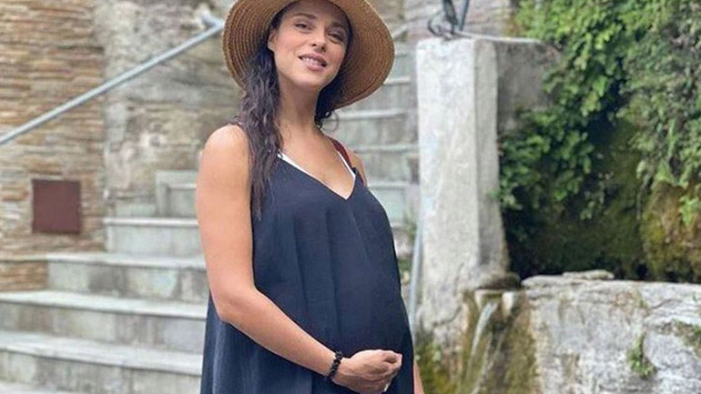 H Ευαγγελία Συριοπούλου ποζάρει με μαγιό στον 7ο μήνα της εγκυμοσύνης της