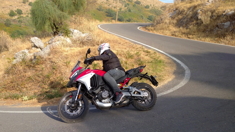 Όταν συναντήσει δρόμο με στροφές το Multistrada δεν μπορεί να κρύψει το σπορ DNA της Ducati.
