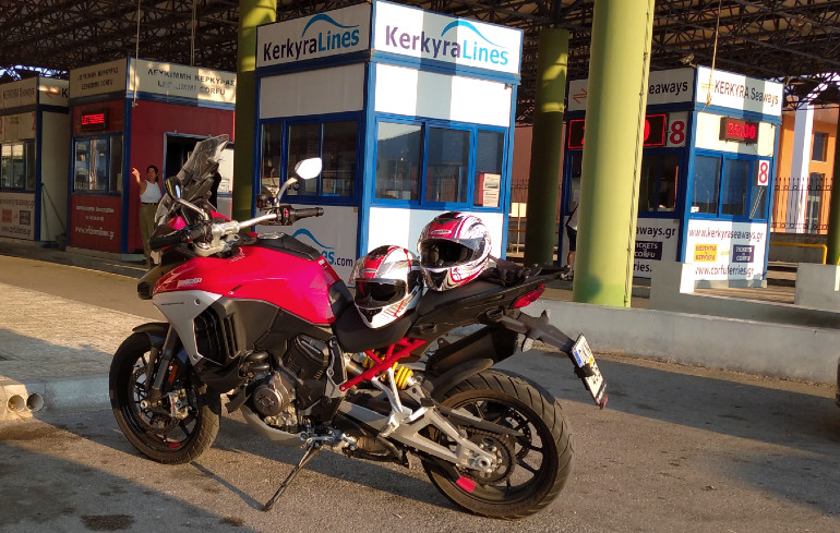 Άφιξη στην Ηγουμενίτσα ατσαλάκωτοι και γεμάτοι αδρεναλίνη με τη νέα Multistrada V4S.