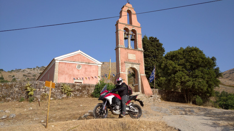 Πέρασμα από το εγκαταλελειμμένο χωριό Περίθεια στον Παντοκράτορα.