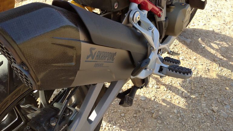 Η εξάτμιση της Akrapovic προσθέτει πόντους στον ήχο της μοτοσικλέτας, μειώνοντας παράλληλα και το βάρος.