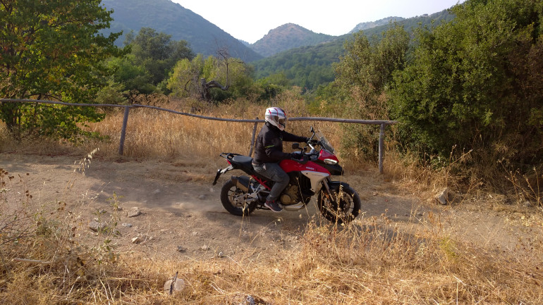 Ο 19 ιντσών τροχός εμπρός βολεύει και για κίνηση στο χώμα σε ήπια κομμάτια.