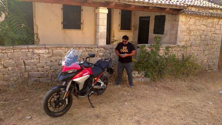 Ποστάρισμα ενθουσιασμού για την εμπειρία που ονομάζεται Ducati Multistrada V4S.