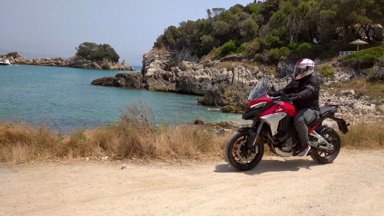 Όπου και αν πατήσει τους τροχούς της η μοτοσικλέτα εμπνέει εμπιστοσύνη.