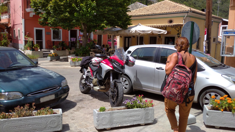 Κάπου στα χωριά της Κέρκυρας, στάση για καφέ στην πλατεία!