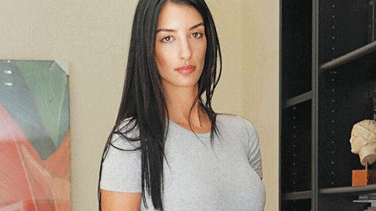 Συνελήφθη το μοντέλο Αφροδίτη Μπάρμπα για ναρκωτικά στη Γλυφάδα