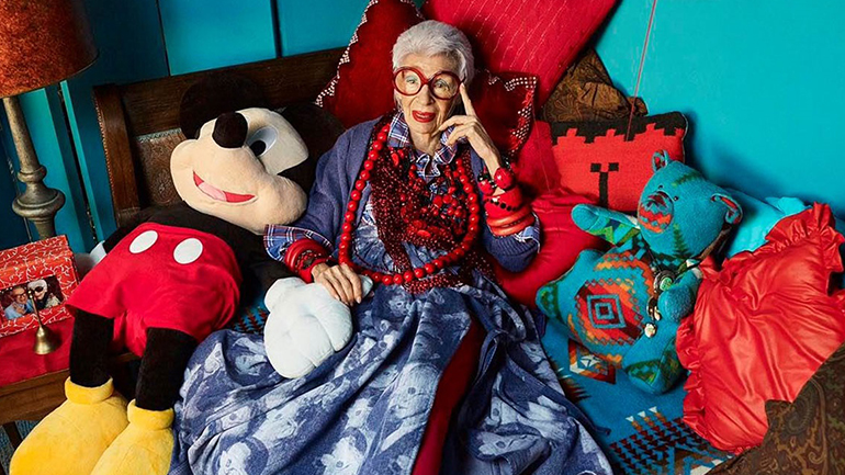 Η Iris Apfel ανυπομονεί να κλείσει έναν αιώνα ζωής σε ένα δωμάτιο που μοιάζει με παιδικό