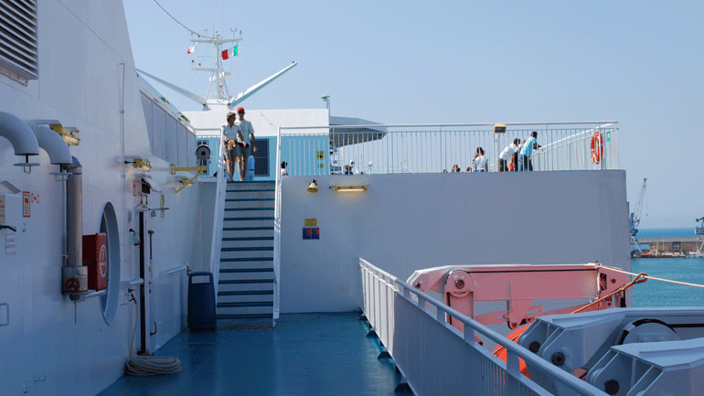 Μηχανική βλάβη στο πλοίο «Olympic Champion» – Οι 362 επιβάτες προωθούνται σε άλλο πλοίο