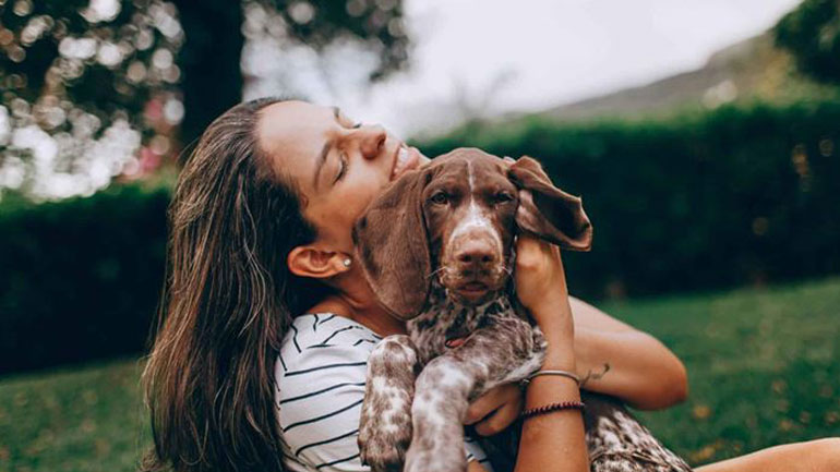 Γιατί πρέπει να αγκαλιάζουμε συνεχώς τα σκυλιά μας