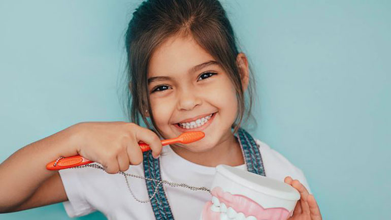 Πώς μαθαίνουμε στο παιδί να βουρτσίζει σωστά τα δόντια του