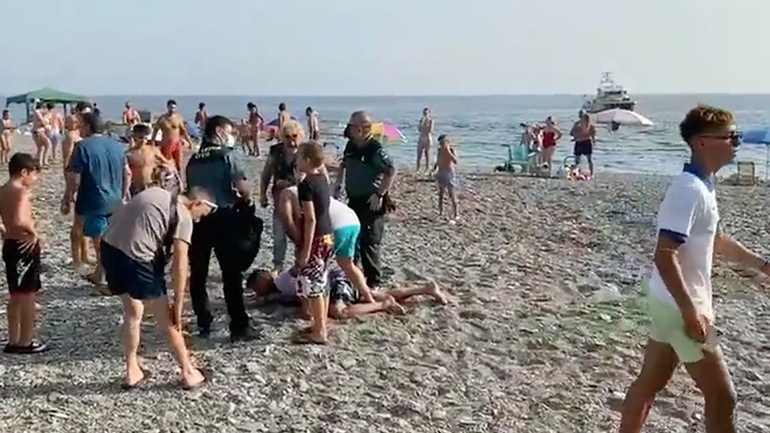 Διακινητές ναρκωτικών συλλαμβάνονται από λουόμενους σε παραλία (Ισπανία)