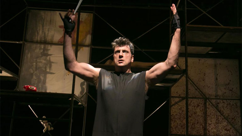 Ο Γιώργος Χρυσοστόμου «τα λέει όλα» στην προσωπική του παράσταση «Mute»