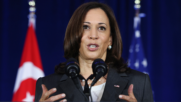 Κάμαλα Χάρις: Την έπιασε νευρικό γέλιο όταν της έκαναν ερώτηση για το Αφγανιστάν