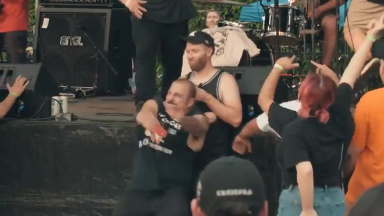 Κατά τη διάρκεια μιας μέταλ συναυλίας