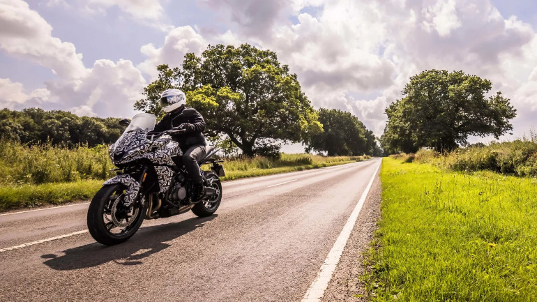 Δεν έδωσε πολλές λεπτομέρειες για το νέο μοντέλο η Triumph, αλλά δείχνει πολλά υποσχόμενο.