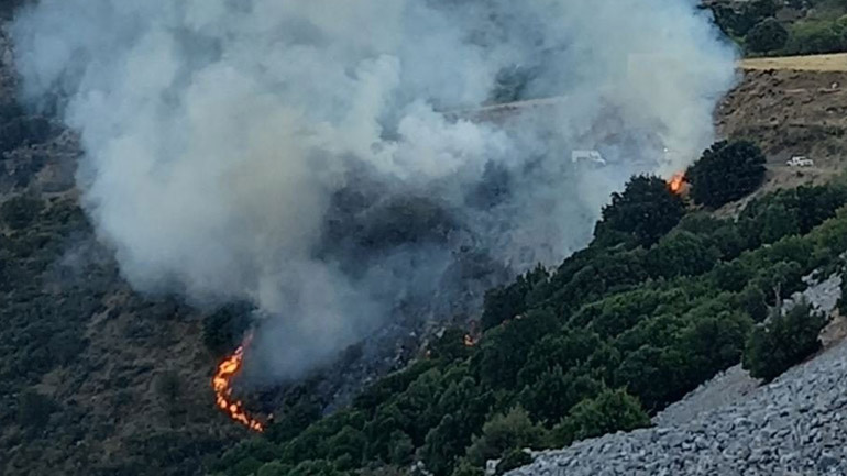 Πυρκαγιά στο Λασίθι – Επιχειρούν και εναέρια μέσα