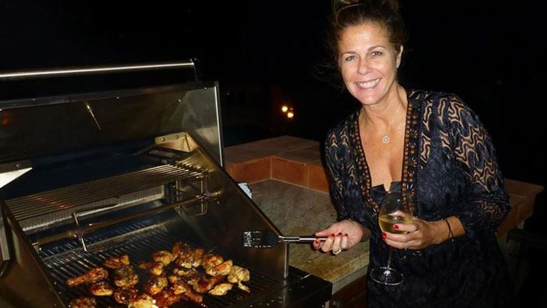 H Rita Wilson μοιράζεται μαζί μας τη συνταγή του μπαμπά της για μαρινάδα κοτόπουλου