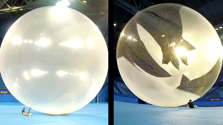 Mπαλόνι 12 μέτρων σκάει σε slow motion