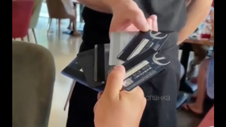 Σερβιτόρος διαλέγει ποιος θα πληρώσει από την παρέα