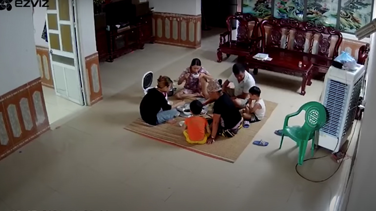 Ανεμιστήρας πέφτει από το ταβάνι