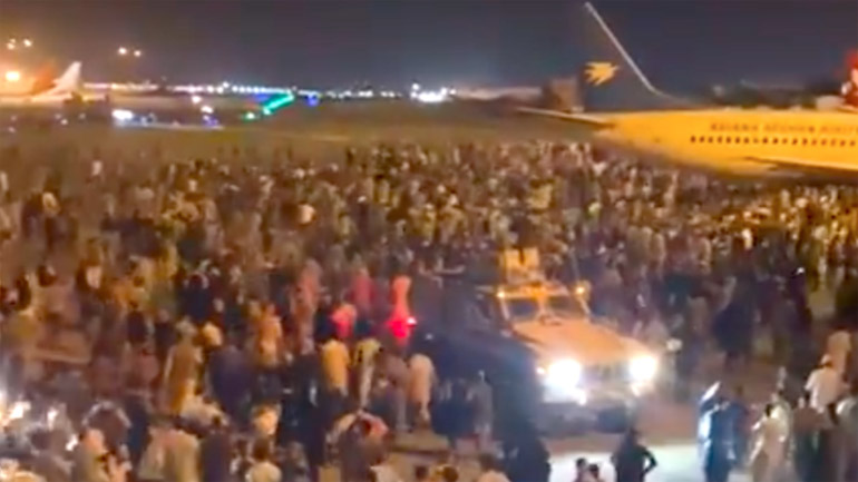 “Υπάρχει πολύ αξιόπιστη πληροφορία” για επικείμενη επίθεση αυτοκτονίας στο αεροδρόμιο της Καμπούλ