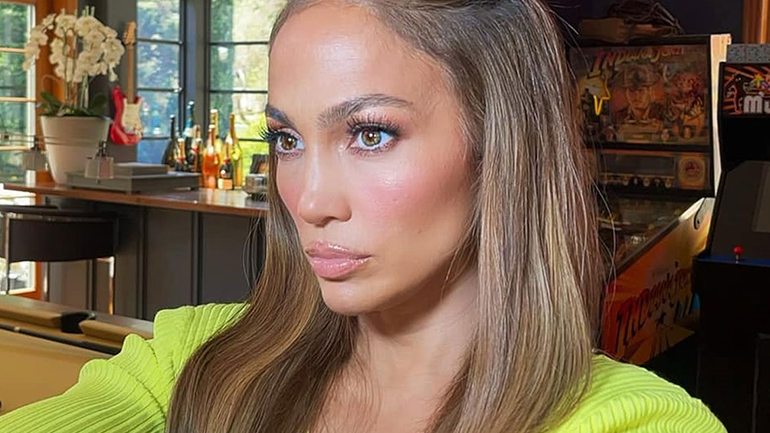 Το neon dress της Jennifer Lopez είναι η ιδανική πρόταση για το φθινόπωρο