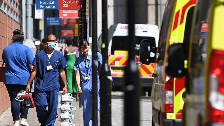 Βρετανία: Επικριτικοί οι πολίτες απέναντι στην κυβέρνηση για τη διαχείριση της πανδημίας