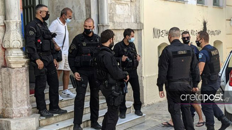 Έγκλημα στη Μεσαρά: Απολογείται ο 27χρονος – Η μάνα και η σύζυγος του θύματος έξω από τα δικαστήρια