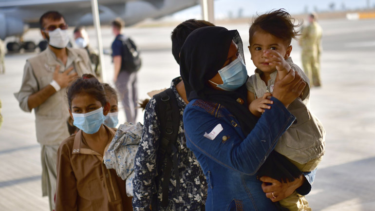 Αφγανή γέννησε την κόρη της μόλις έφτασε στην Ιταλία – Ο σύζυγός της εκτελέστηκε από τους Ταλιμπάν