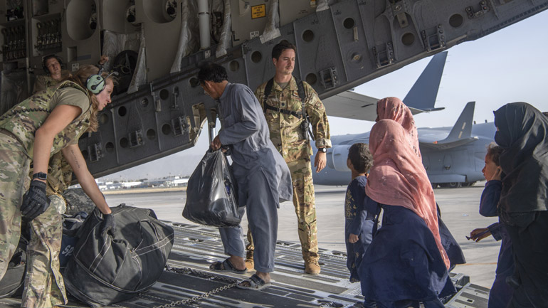 Αφγανιστάν: Η επιχείρηση εκκένωσης επιταχύνθηκε μετά την επίθεση