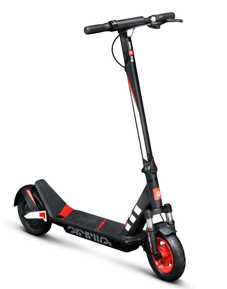 Το πίσω φρένο είναι ηλεκτρικό, ενώ το βάρος του είναι 18,5 κιλά με την μπαταρία.