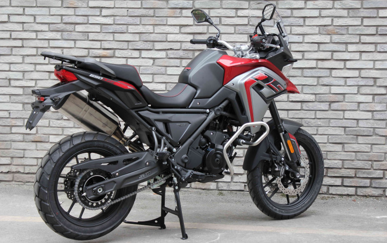 Η έκδοση 650 DS έρχεται με πιο... ασφάλτινα ελαστικά και χυτές ζάντες.