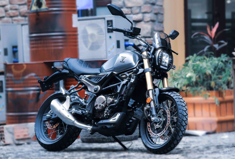 Το πανέμορφο 300ACX στην έκδοση scrambler.