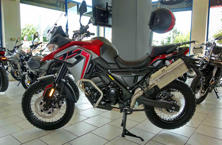 Στο 650DSX συναντάμε ακτινωτούς τροχούς και τρακτερωτά ελαστικά.