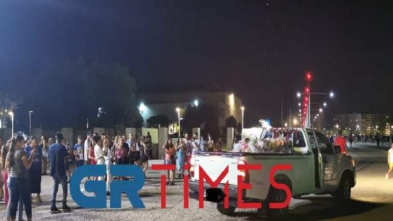 Θεσσαλονίκη: Ξεσήκωσαν με χορούς και τραγούδια τη Νέα Παραλία