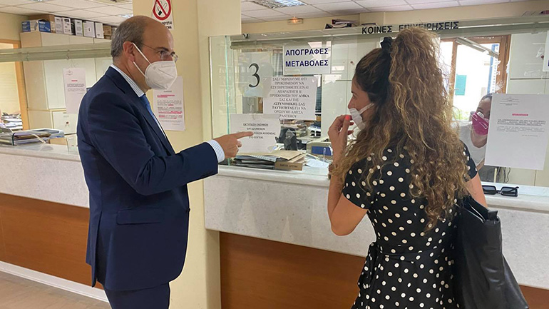 «Είμαι ο υπουργός, πιστέψτε με»: Υπάλληλος του ΕΦΚΑ δεν αναγνώρισε τον Χατζηδάκη «Είμαι ο υπουργός, πιστέψτε με»: Υπάλληλος του ΕΦΚΑ δεν αναγνώρισε τον Χατζηδάκη