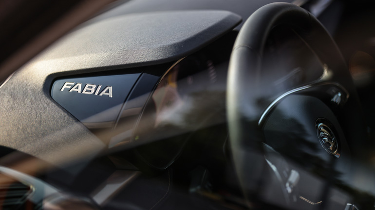 Όμορφη πινελιά το όνομα του μοντέλου με κεφαλαία γράμματα στις δύο πλευρές του πίνακα οργάνων. 