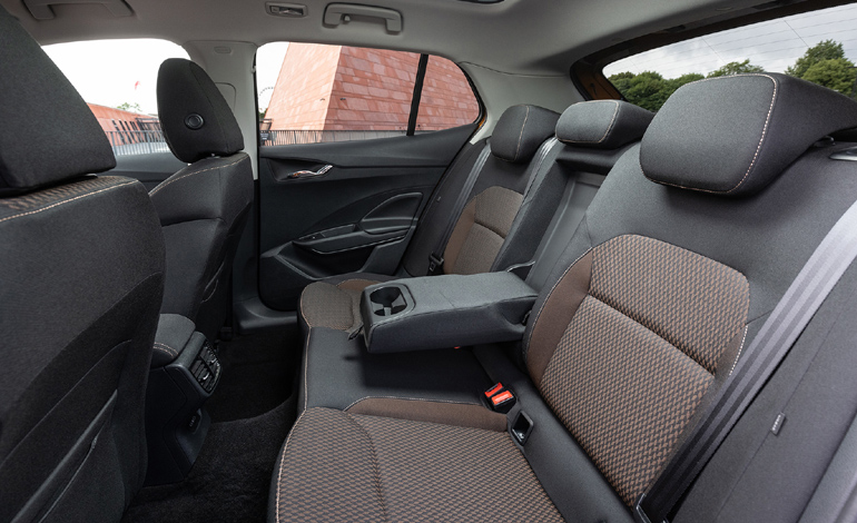 Στα πίσω καθίσματα χωράνε με άνεση δύο ενήλικες. 