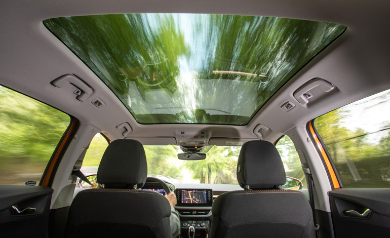 Η πανοραμική οροφή καλύπτει όλο το πάνω τμήμα.