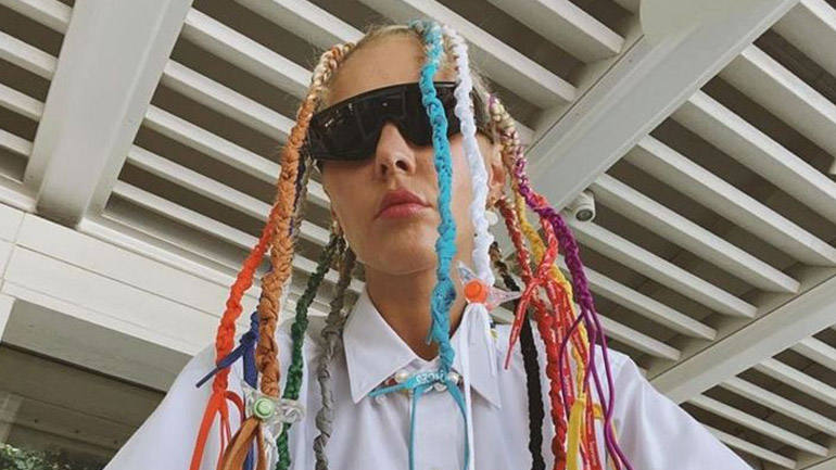 Box Braids: Η Τάμτα ποζάρει με ένα νέο ανατρεπτικό hairstyle