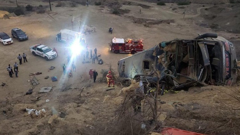 Περού: Τουλάχιστον 15 νεκροί από πτώση λεωφορείου σε χαράδρα