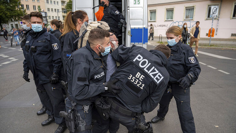 Γερμανία: Συγκρούσεις μεταξύ αστυνομικών και διαδηλωτών που διαφωνούν με τα μέτρα για την πανδημία