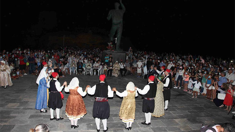 Πλήθος κόσμου παρακολούθησε την αναπαράσταση του καψίματος της Κανάριας στην Άνδρο