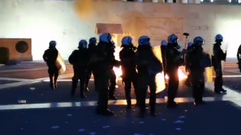 Επεισόδια με δακρυγόνα στο Σύνταγμα