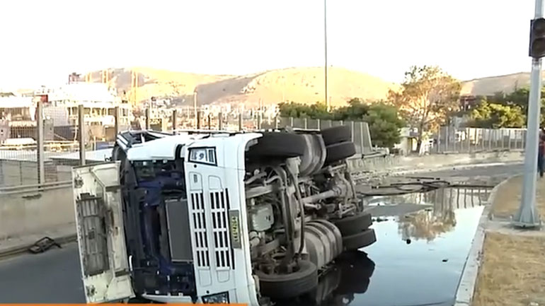 Ανατροπή βυτιοφόρου στη Δραπετσώνα – Προσωρινά κλειστή η Λεωφόρος Δραπετσώνας Ανατροπή βυτιοφόρου στη Δραπετσώνα – Προσωρινά κλειστή η Λεωφόρος Δραπετσώνας