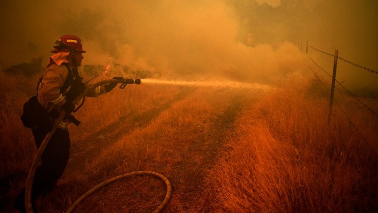 Καλιφόρνια: Εκκενώνονται κοινότητες κοντά στη Λίμνη Τάχο λόγω πυρκαγιάς