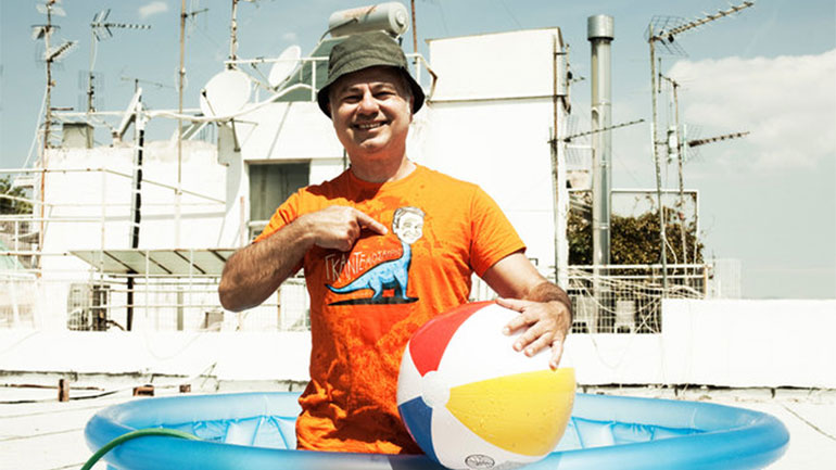 Όλα καλά ή «Όλα Κουλά»; – Ο Χριστόφορος Ζαραλίκος στη μεγάλη σκηνή του Lunar Space