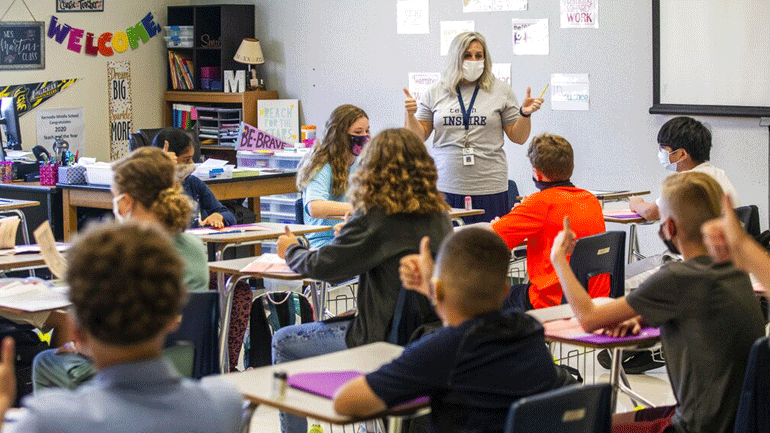 ΠΟΥ: Οι εκπαιδευτικοί πρέπει να είναι μεταξύ των ομάδων που εμβολιάζονται κατά προτεραιότητα
