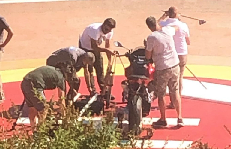 Στο πίσω μέρος δεσπόζει το φαρδύ ελαστικό δρόμου με το μονόμπρατσο ψαλίδι.