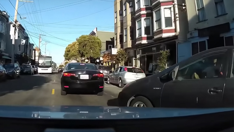 Oδηγός κάνει μια απρεπή χειρονομία και το κάρμα τον τιμωρεί